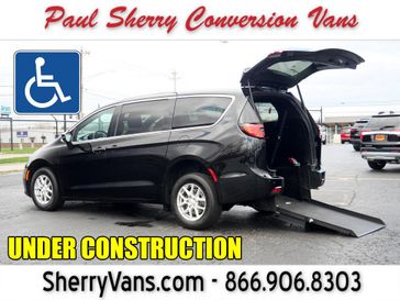 Used 2025 Chrysler Pacifica Select
