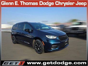 New 2025 Chrysler Pacifica Plug-in Hybrid S Appearance