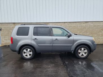 2011 Honda Pilot EX-L in a Alabaster Silver Metallic exterior color and Blackinterior. Wilmington Auto Center Chrysler Dodge Jeep Ram (937) 556-6430 wilmingtonautocentercdjr.com 