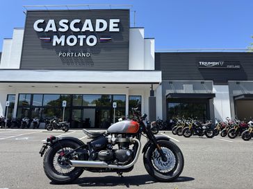 2025 Triumph Bonneville Bobber - MATTE GRAPHITE - MATTE BAJA ORANGE 