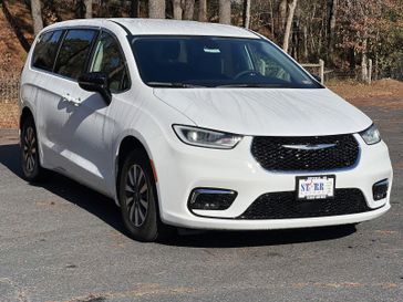 2024 Chrysler Pacifica Plug-in Hybrid Select