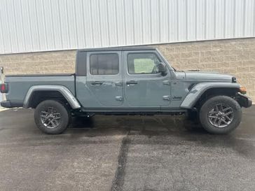 2024 Jeep Gladiator Sport S 4x4 in a Anvil Clear Coat exterior color and Blackinterior. Wilmington Auto Center Chrysler Dodge Jeep Ram (937) 556-6430 wilmingtonautocentercdjr.com 