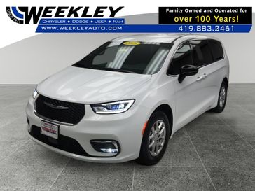 Used 2025 Chrysler Pacifica Select