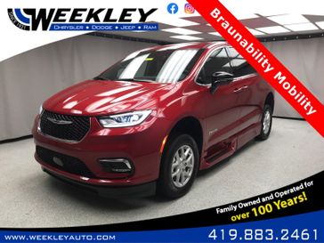 Used 2025 Chrysler Pacifica Select