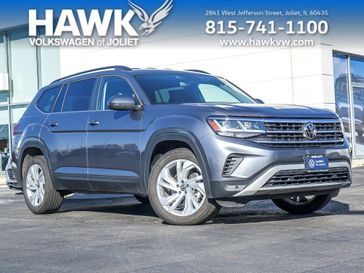 2023 Volkswagen Atlas 3.6L V6 SE w/Technology in a Platinum Gray Metallic exterior color and Titan Blackinterior. Glenview Luxury Imports 847-904-1233 glenviewluxuryimports.com 