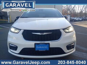 New 2026 Chrysler Pacifica Select