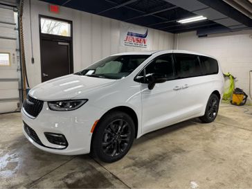 New 2026 Chrysler Pacifica Select Awd