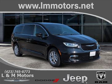 Used 2025 Chrysler Pacifica Select