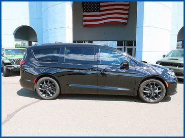 Used 2025 Chrysler Pacifica Limited