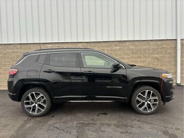 2025 Jeep Compass Limited 4x4 in a Diamond Black Crystal Pearl Coat exterior color. Wilmington Auto Center Chrysler Dodge Jeep Ram (937) 556-6430 wilmingtonautocentercdjr.com 