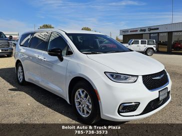 New 2026 Chrysler Pacifica Select