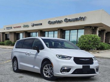 Used 2026 Chrysler Pacifica Select