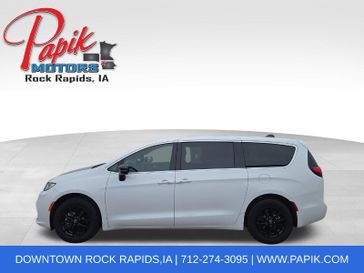Used 2025 Chrysler Pacifica Select