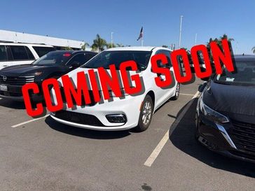 Used 2025 Chrysler Pacifica Select