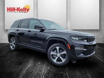 2022 Jeep Grand Cherokee 4xe in a Diamond Black Crystal Pearl Coat exterior color and Global Blackinterior. Hill-Kelly Dodge (850) 786-2130 hillkellydodge.com 
