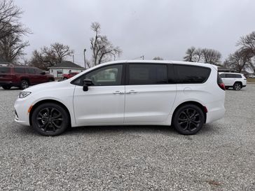 New 2026 Chrysler Pacifica Select