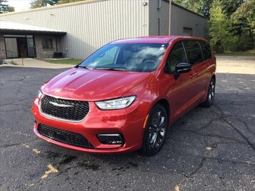 New 2026 Chrysler Pacifica Select