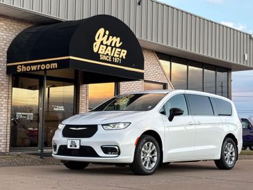 New 2026 Chrysler Pacifica Select Awd