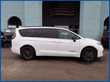 New 2026 Chrysler Pacifica Select