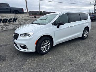 New 2026 Chrysler Pacifica Select Awd