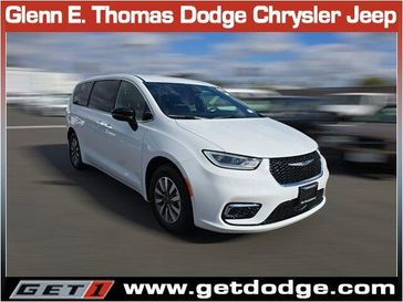 2025 Chrysler Pacifica Plug-in Hybrid Select