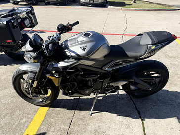 2024 Triumph STREET TRIPLE R 