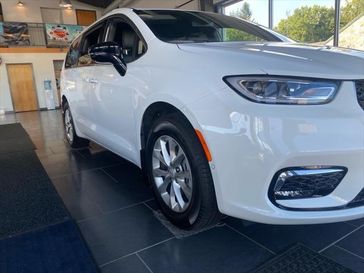 New 2025 Chrysler Pacifica Select Awd