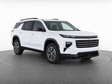 Used 2025 Chevrolet Traverse LT