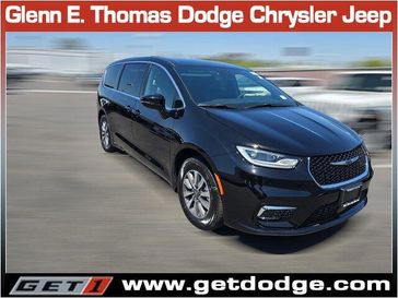2025 Chrysler Pacifica Plug-in Hybrid Select