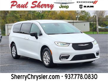 Used 2025 Chrysler Pacifica Select