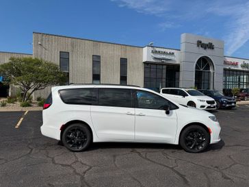 New 2026 Chrysler Pacifica Limited Awd