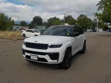 New 2026 Jeep Grand Cherokee Summit 4x4