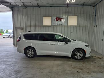 Used 2025 Chrysler Pacifica Select