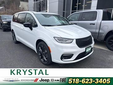 New 2026 Chrysler Pacifica Select Awd