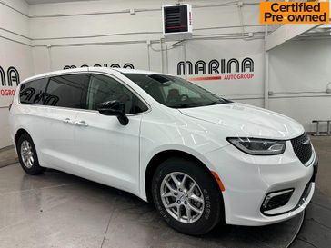 2024 Chrysler Pacifica Touring L's photo