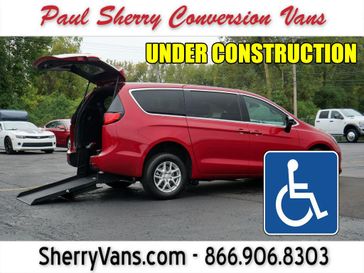 Used 2025 Chrysler Pacifica Select