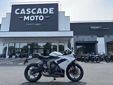 2025 Triumph Daytona 660 - SNOWDONIA WHITE - SAPPHIRE BLACK 