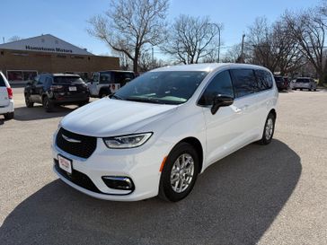 Used 2025 Chrysler Pacifica Select