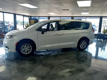 New 2026 Chrysler Pacifica Select