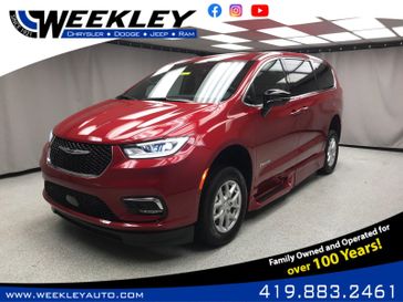 Used 2025 Chrysler Pacifica Select