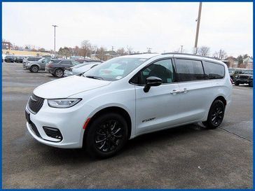 New 2026 Chrysler Pacifica Select