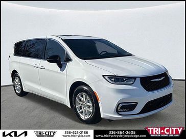 New 2025 Chrysler Pacifica Select