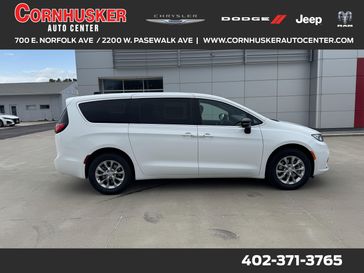 New 2025 Chrysler Pacifica Select