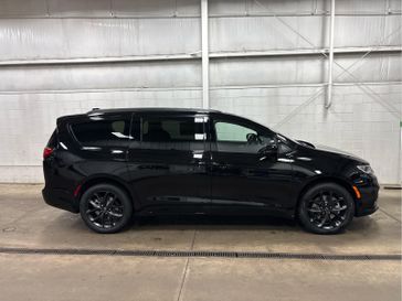 New 2026 Chrysler Pacifica Limited Awd