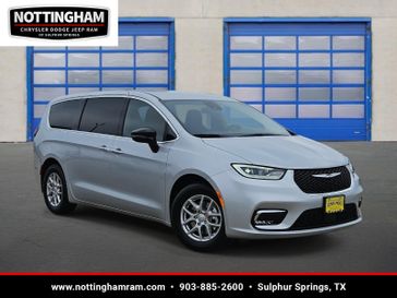 New 2026 Chrysler Pacifica Select