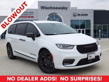 2023 Chrysler Pacifica Touring L in a Bright White Clear Coat exterior color and Black/Alloy/Blackinterior. Wischnewsky Dodge 936-755-5310 wischnewskydodge.com 