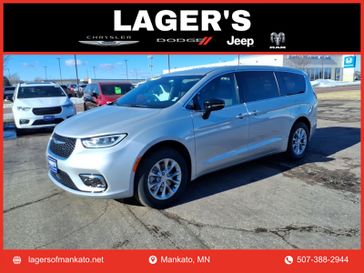 New 2026 Chrysler Pacifica Select Awd