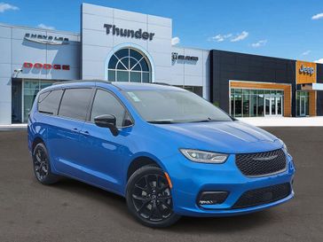 New 2026 Chrysler Pacifica Select Awd