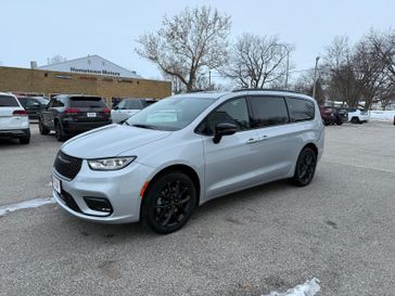 New 2026 Chrysler Pacifica Limited Awd