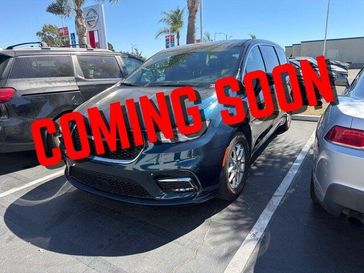 Used 2025 Chrysler Pacifica Select